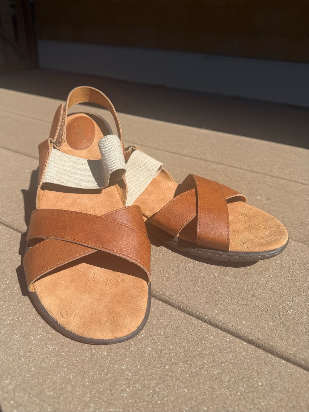 b.o.c. Women's 11M Tan Leather & Elastic Comfort Sandals - Excellent Condition